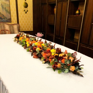 Осенняя флористическая композиция на банкетный стол