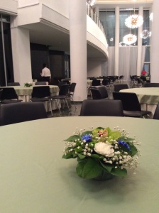 Украшение столов цветами на официальном обеде в ресторане Уралтау