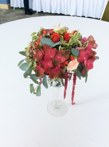 Оформление праздничного стола цветами
